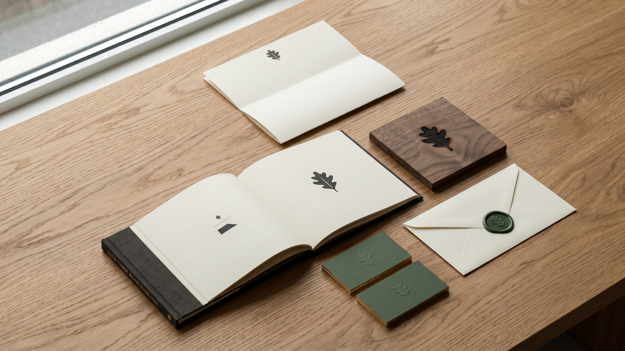 Markenhandbuch & Druckunterlagen — Mockup, später durch echte Aufnahme ersetzt